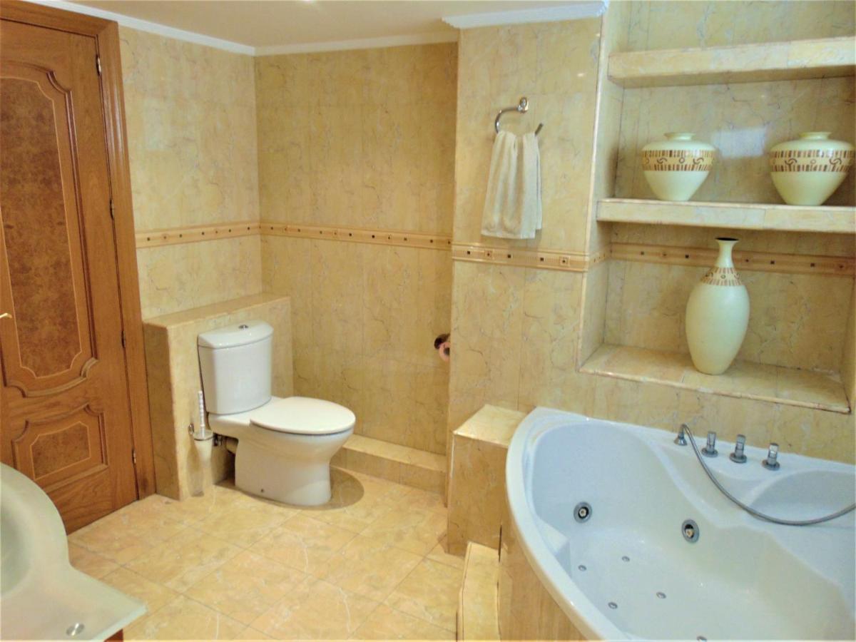 Beachfront, Two Bed- & Bathrooms, Private Parking Фуeнхирола Екстериор снимка