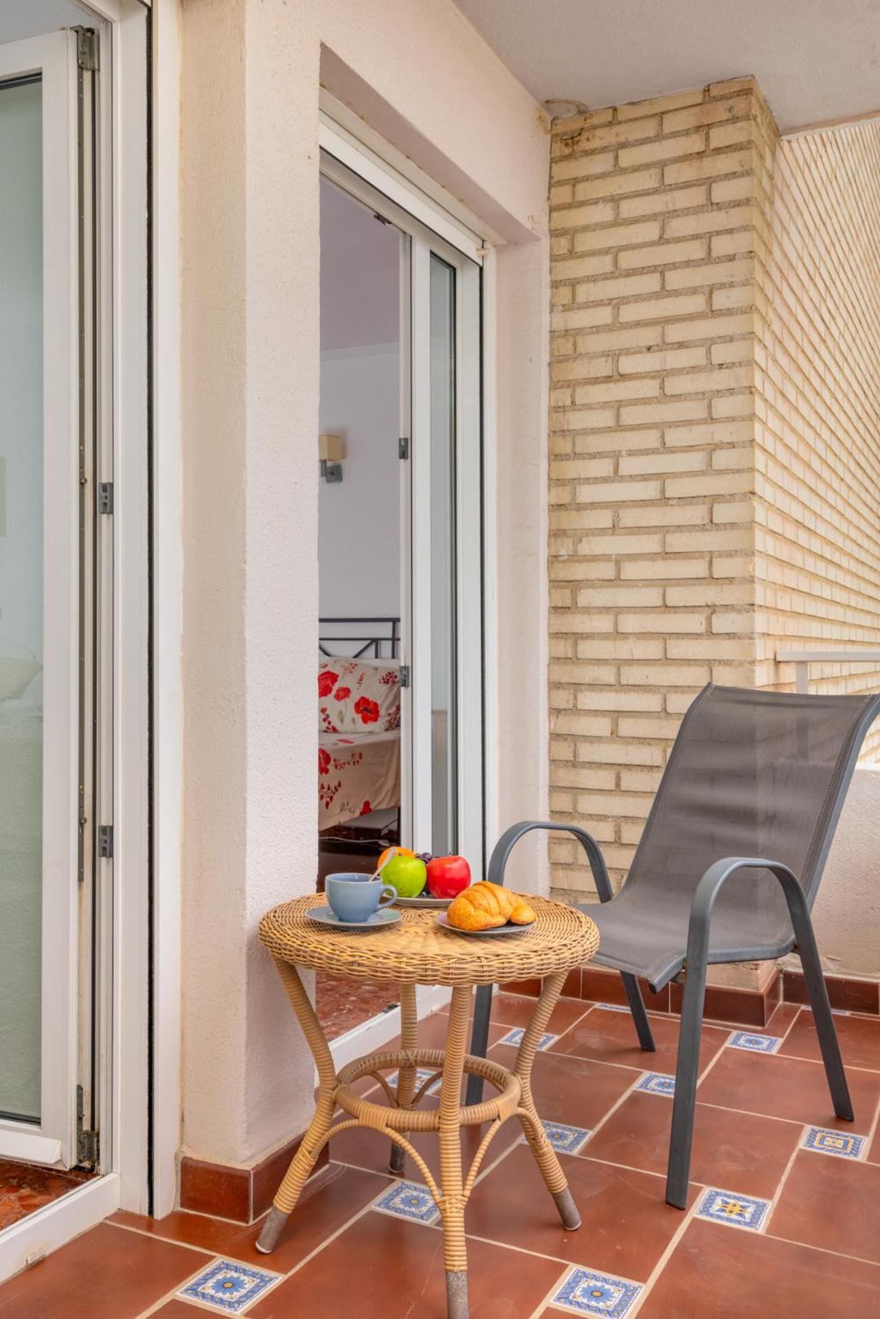 Beachfront, Two Bed- & Bathrooms, Private Parking Фуeнхирола Екстериор снимка