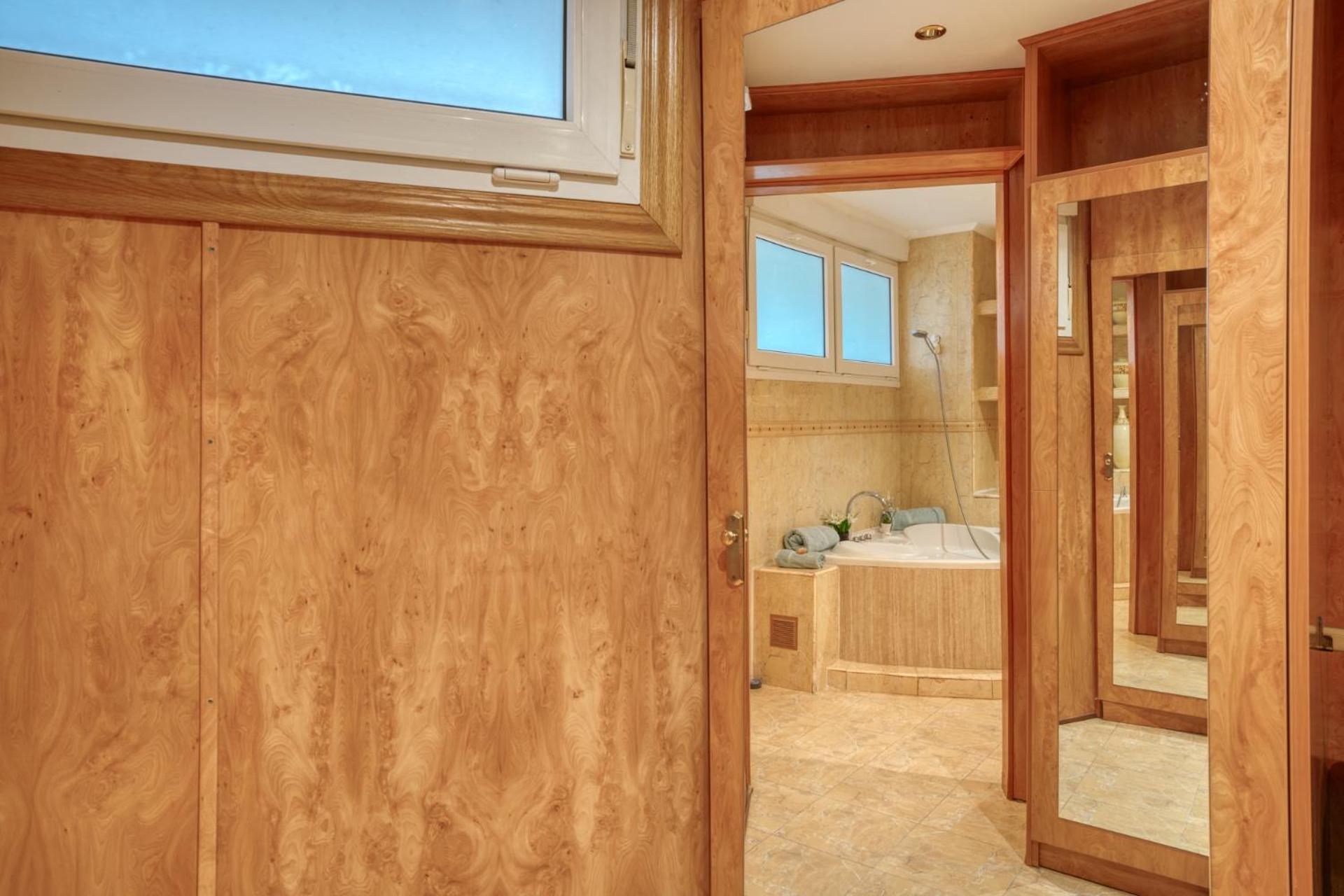 Beachfront, Two Bed- & Bathrooms, Private Parking Фуeнхирола Екстериор снимка
