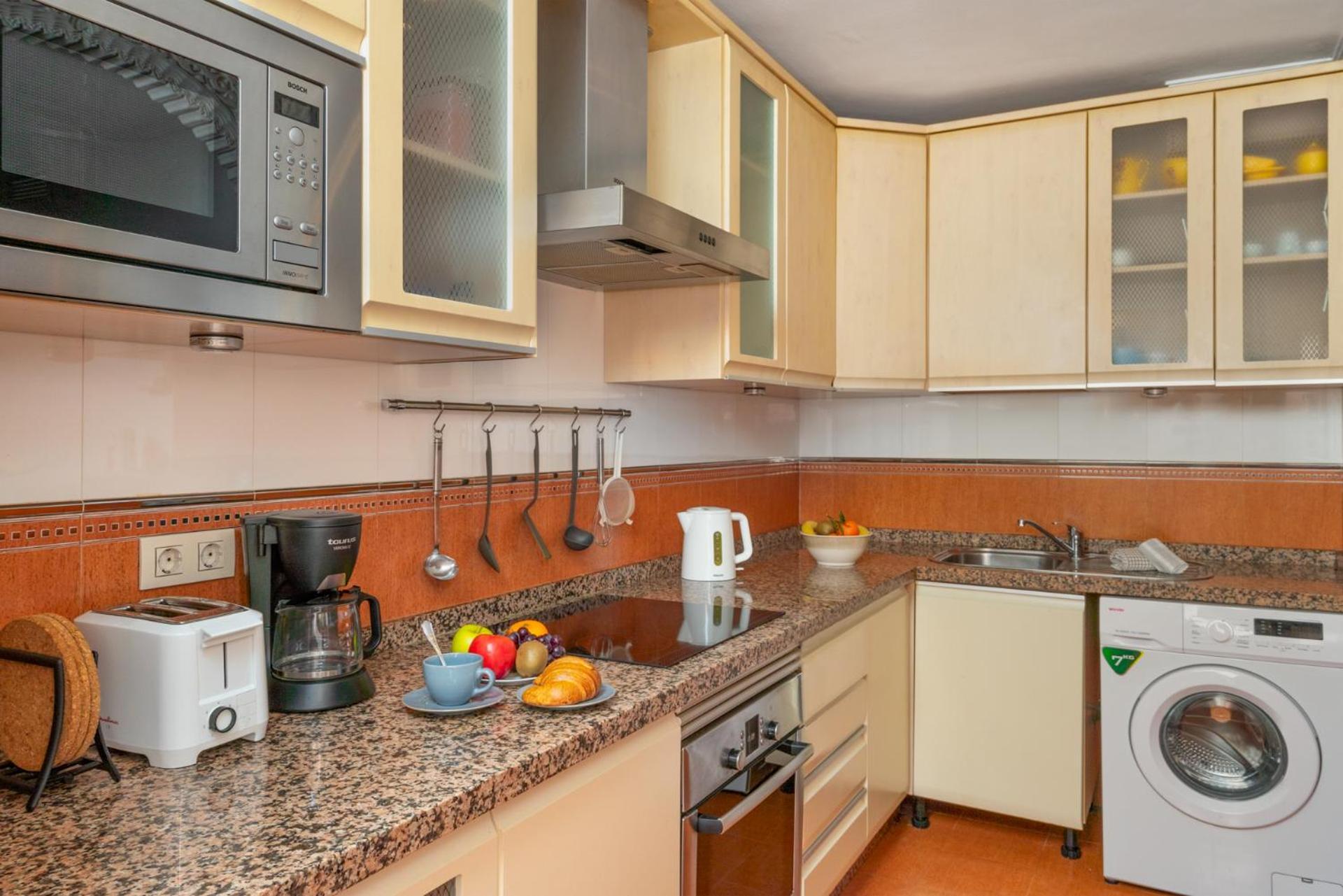 Beachfront, Two Bed- & Bathrooms, Private Parking Фуeнхирола Екстериор снимка